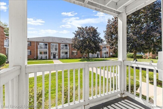 Building Photo - 2425 Torquay Ave