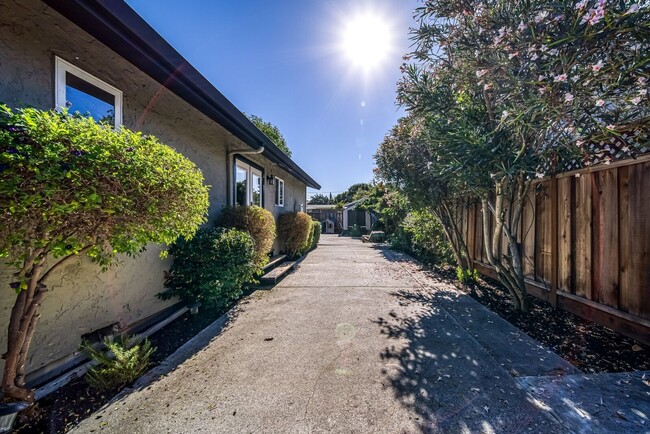 Building Photo - Charming Cottage Home In Central Redwood City - 3D Tour