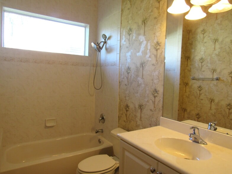 Hall bath - 3507 Sonesta Ct