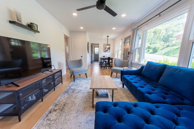 Building Photo - 421 Moseley Dr