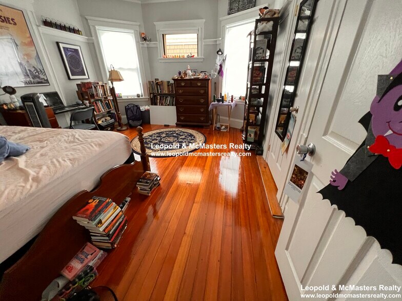 Building Photo - 21 Roseclair St