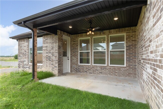 Building Photo - 1121 Whistler St