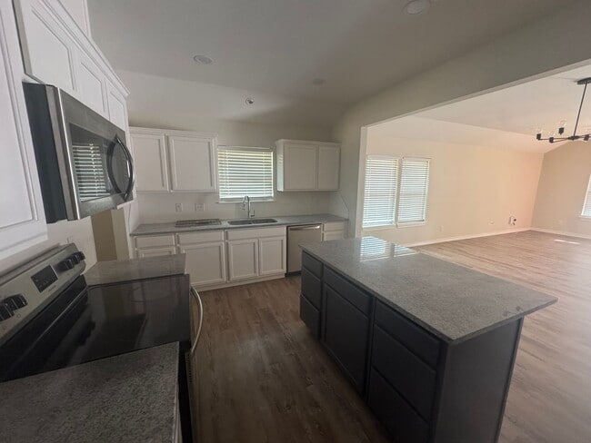 Building Photo - 3 bedroom, 2 bath