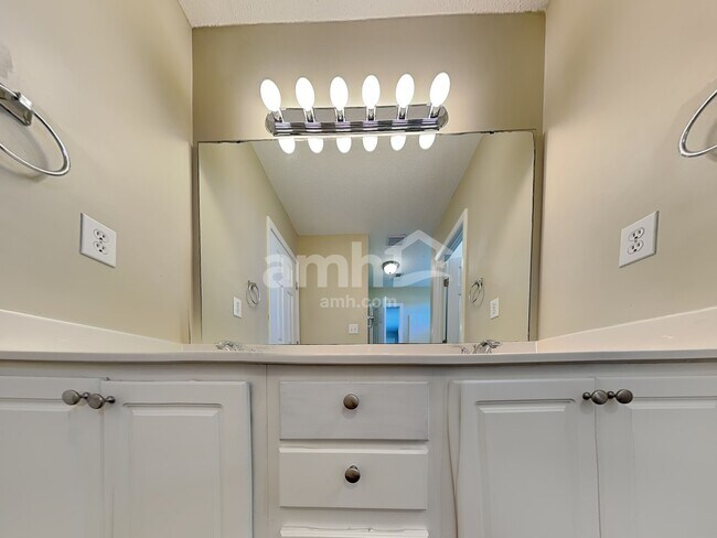 Building Photo - 55 Old Tree Ct