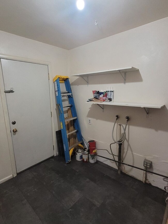 Building Photo - 2 Bedroom Home, Central