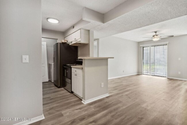 Building Photo - Renovated Condo in a Convenient Location!