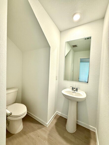 Building Photo - 934 Pertuso Ln