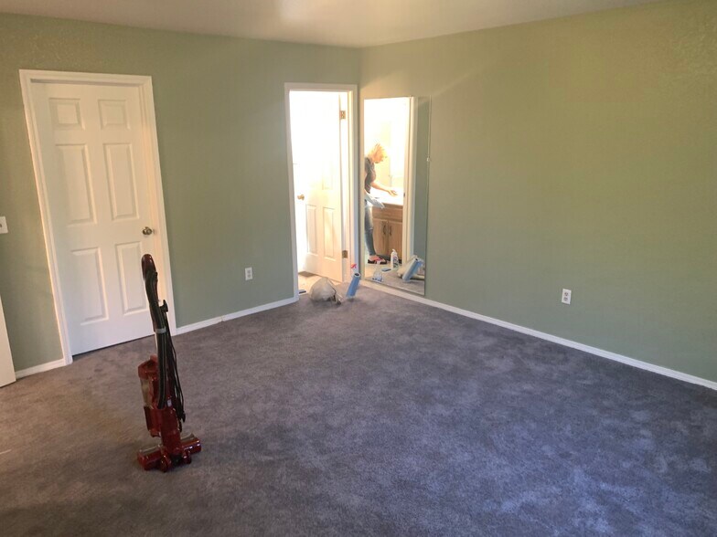 Wall to Wall carpeting Walk-In closet - 1903 Cedarwood Dr