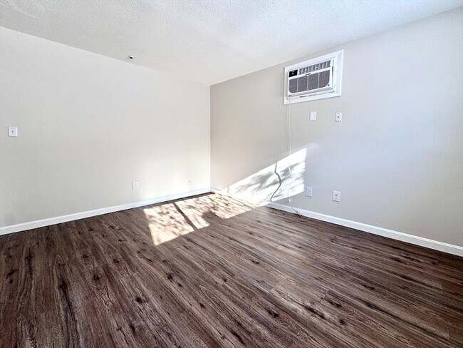 Building Photo - 50-58 Walnut Street Unit B2