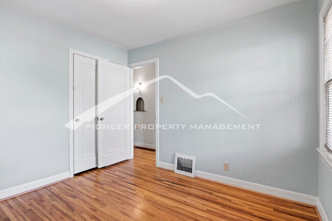 Building Photo - Charming Bungalow in Patty Jewett Neighborhood! 3bed, 2 bath, Enclosed yard, 1 car garage, carport