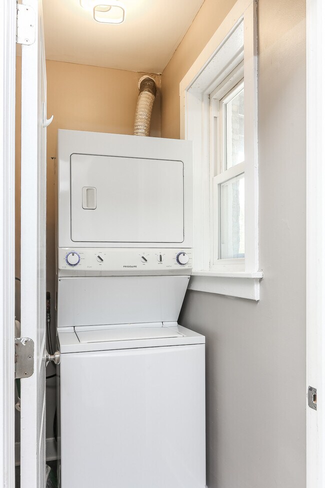 Building Photo - 2647 W Potomac Ave