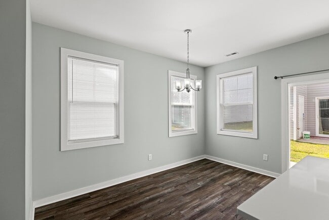 Building Photo - 3 Bedroom Townhome each with en-suite bath...
