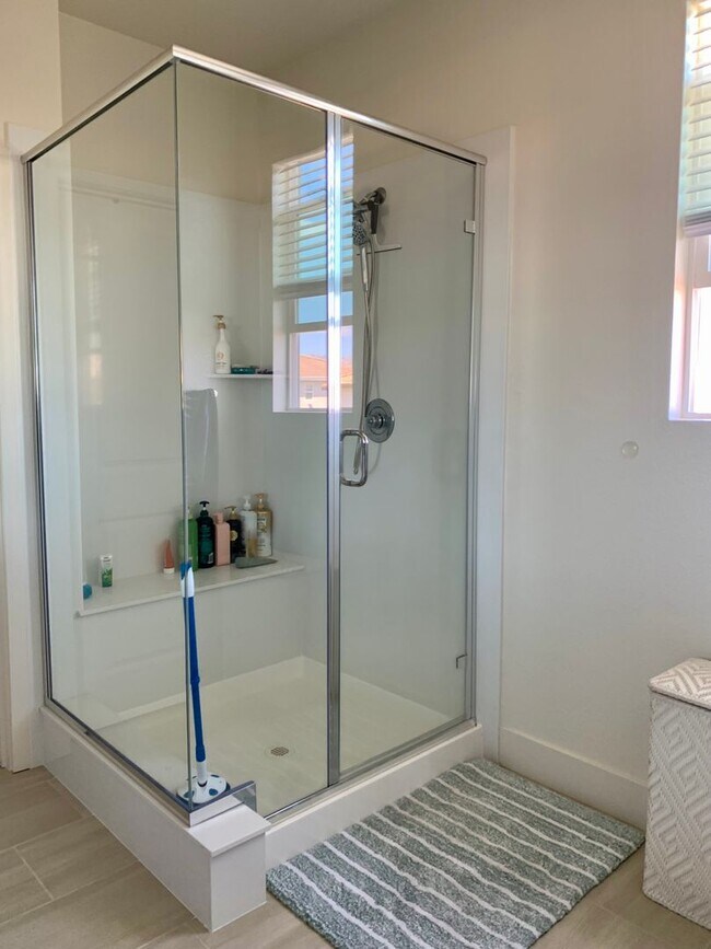 Building Photo - 4 Bedroom Home in Hollister with 3 Full Bathrooms and Central A/C