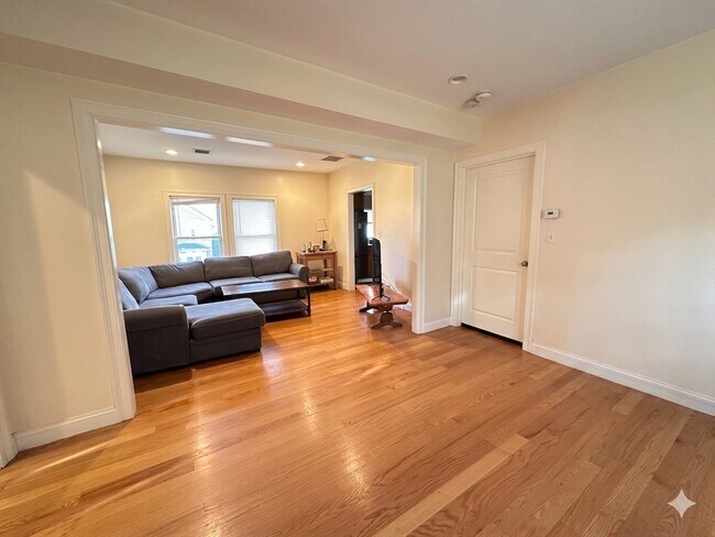 Building Photo - 50 Carleton St