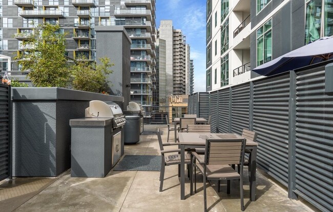 Building Photo - 425 W Beech St