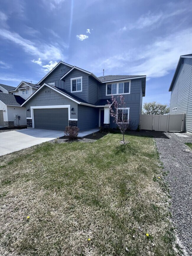 Building Photo - Central Located 4 bed 2.5 bath home