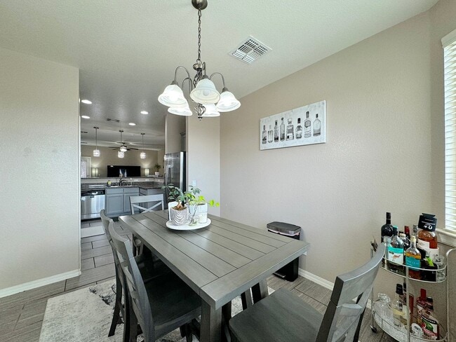 Building Photo - Northeast El Paso 3Bed/2 Bath Refrig A/C Across From Park!