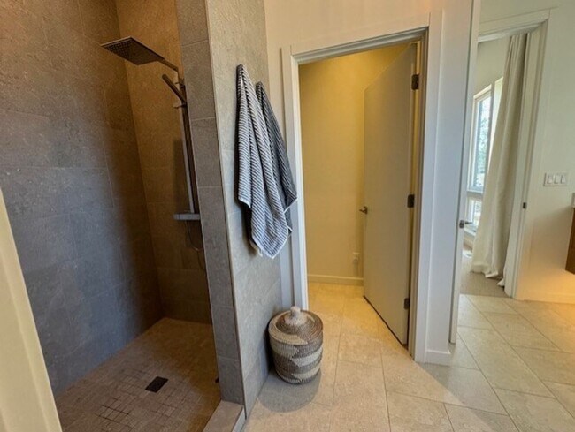 Building Photo - Gorgeous new home in Discovery West