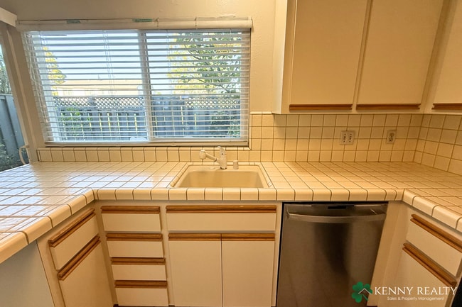 Building Photo - Spacious 3 Bedroom Home Near Parks & Schools in Foster City