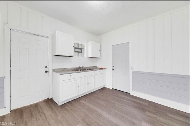 Building Photo - 2056 W 95th St