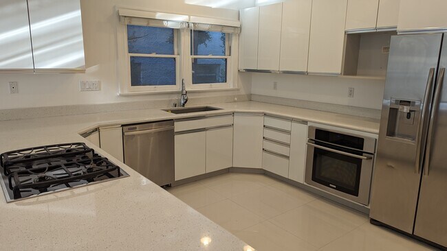 Building Photo - 158 S Sycamore Ave