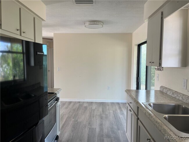 Building Photo - 302 S Jackson St