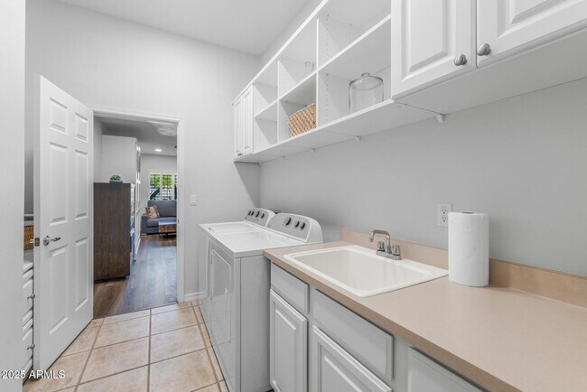 Building Photo - 7474 E Red Bird Rd