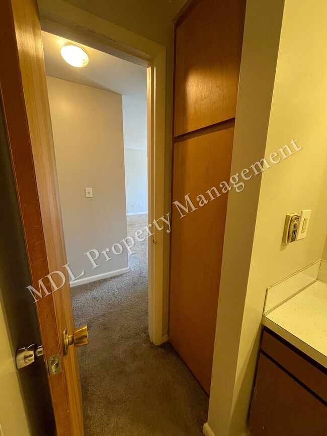 Building Photo - 121 N Woodbridge St