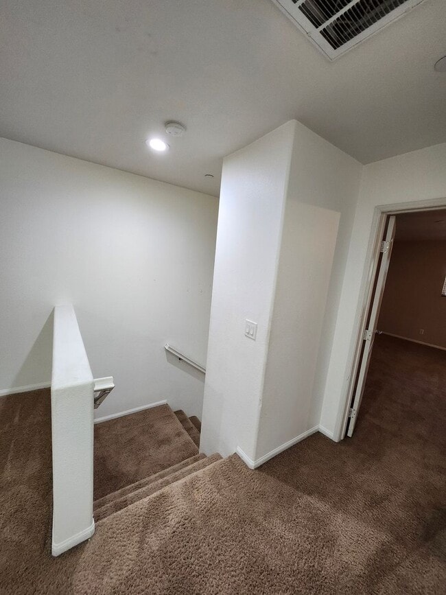 Building Photo - Beautiful two-story townhouse in Fontana G...