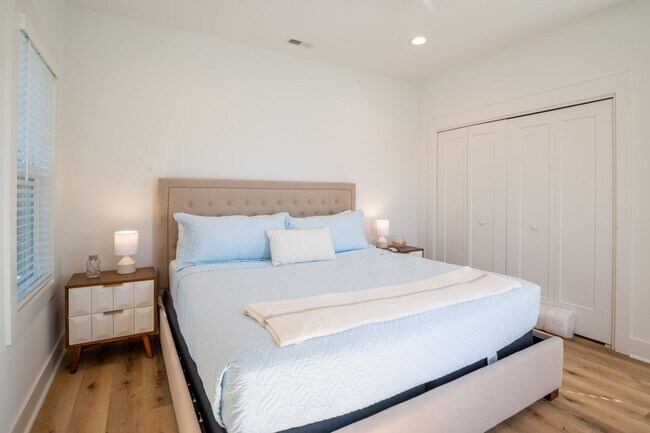 Building Photo - Go with the Flo 2 @ 207 Florence Ave #2