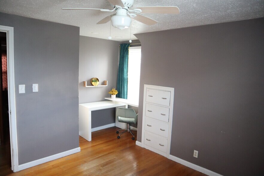 2nd bedroom with office nook and built in dresser drawers! - 1343 Pagel Ave