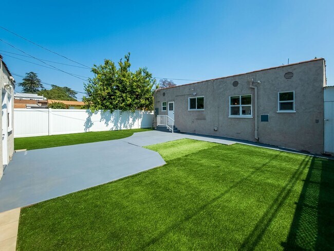 Building Photo - Elegant 3BD/2BA Oasis in the Heart of Glen...