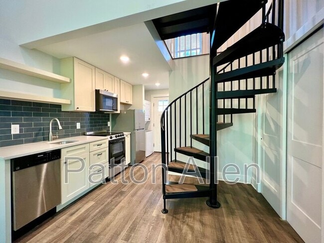 Building Photo - 10-10 Riverview Dr
