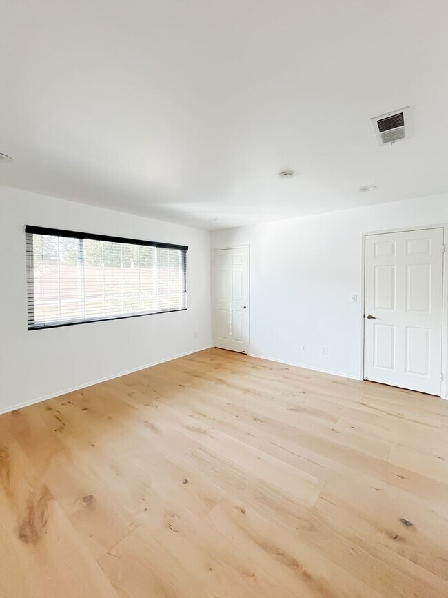 Building Photo - Breathtaking 2-Bedroom Townhome with 2-Car...