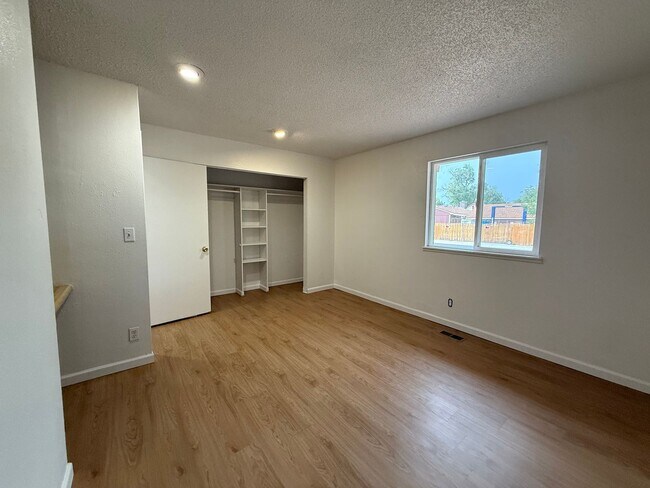 Building Photo - Cute Updated 2 Bedroom House