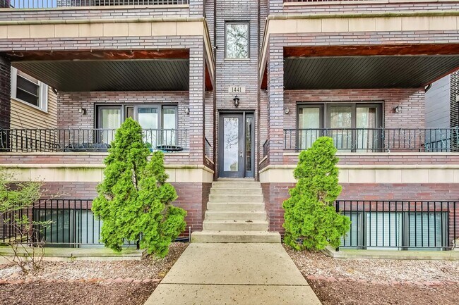 Building Photo - 1441 W Augusta Blvd