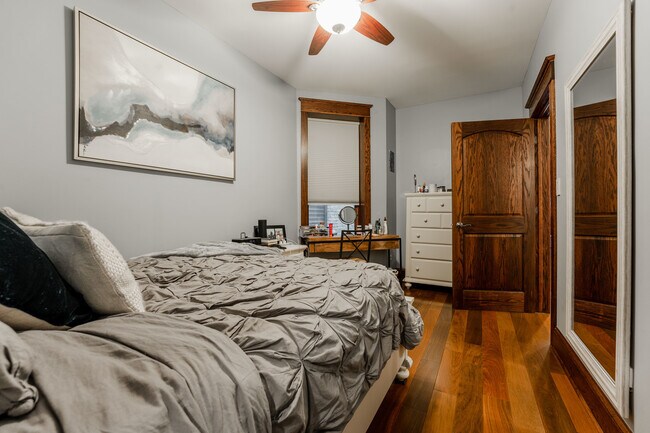 Building Photo - 1019 W Oakdale Ave