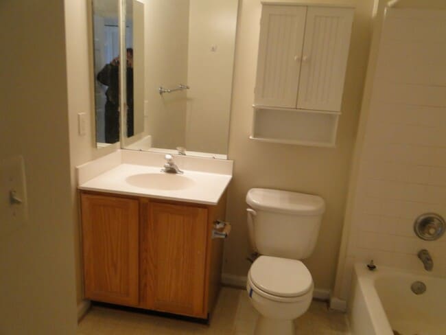 Building Photo - 2 bedroom Town Home 1.5 bath