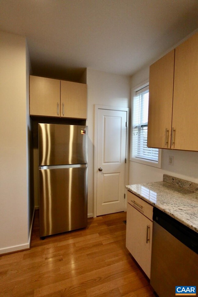 Building Photo - 872 Estes St