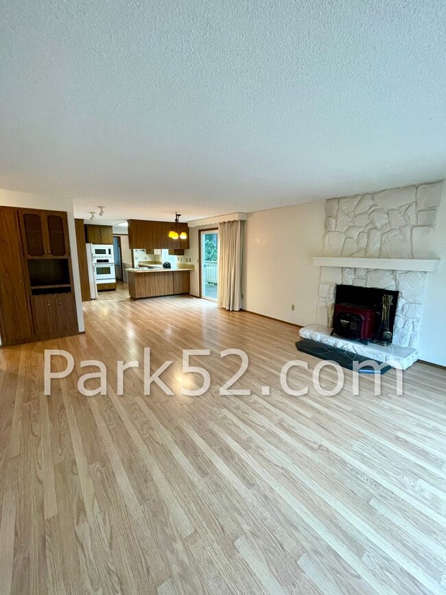 Building Photo - 2 Bedroom Plus Loft - University Place Duplex