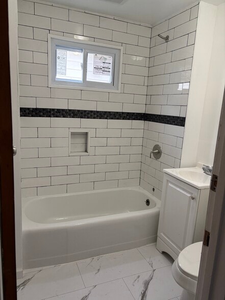 Building Photo - 70 Ivanhoe Rd