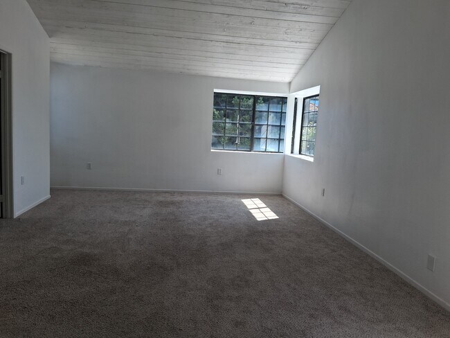 Building Photo - 366 E 15th St