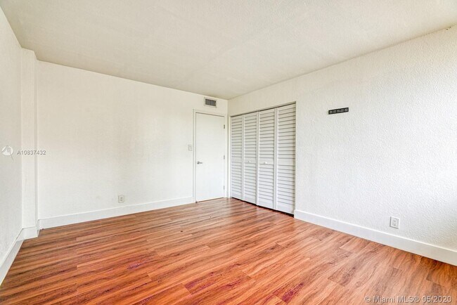 Building Photo - 9001 SW 77th Ave