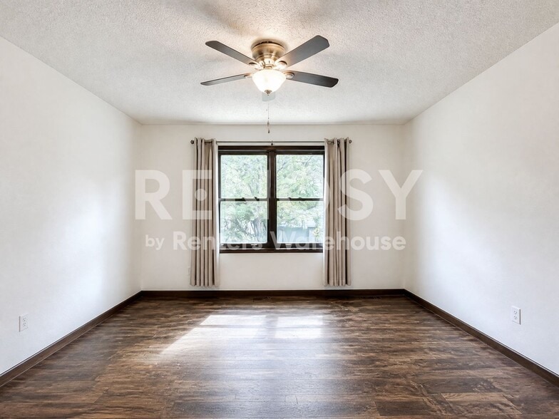 Building Photo - 18734 Clear View Terrace