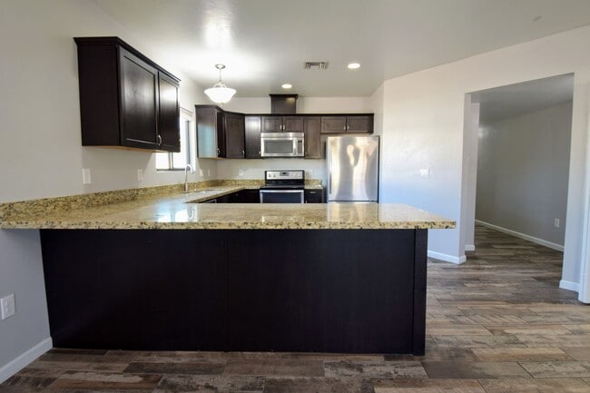Building Photo - Modern 3 Bed 3 Bath - Less than 1 Mile to University of Arizona