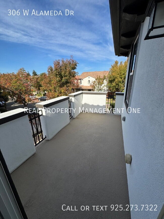 Building Photo - 306 W Alameda Dr