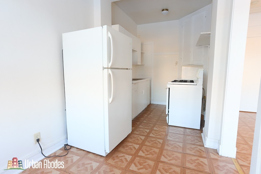 Building Photo - 2234 W Wilson Ave