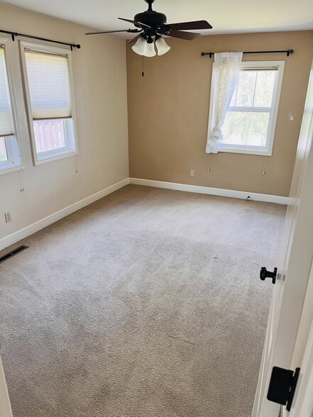 Building Photo - 233 Cherry Way