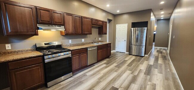 Building Photo - Stylish 3-Bedroom First-Floor Apartment with Modern Finishes