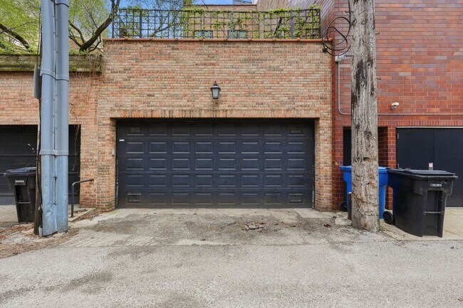 Building Photo - 22 E Division St